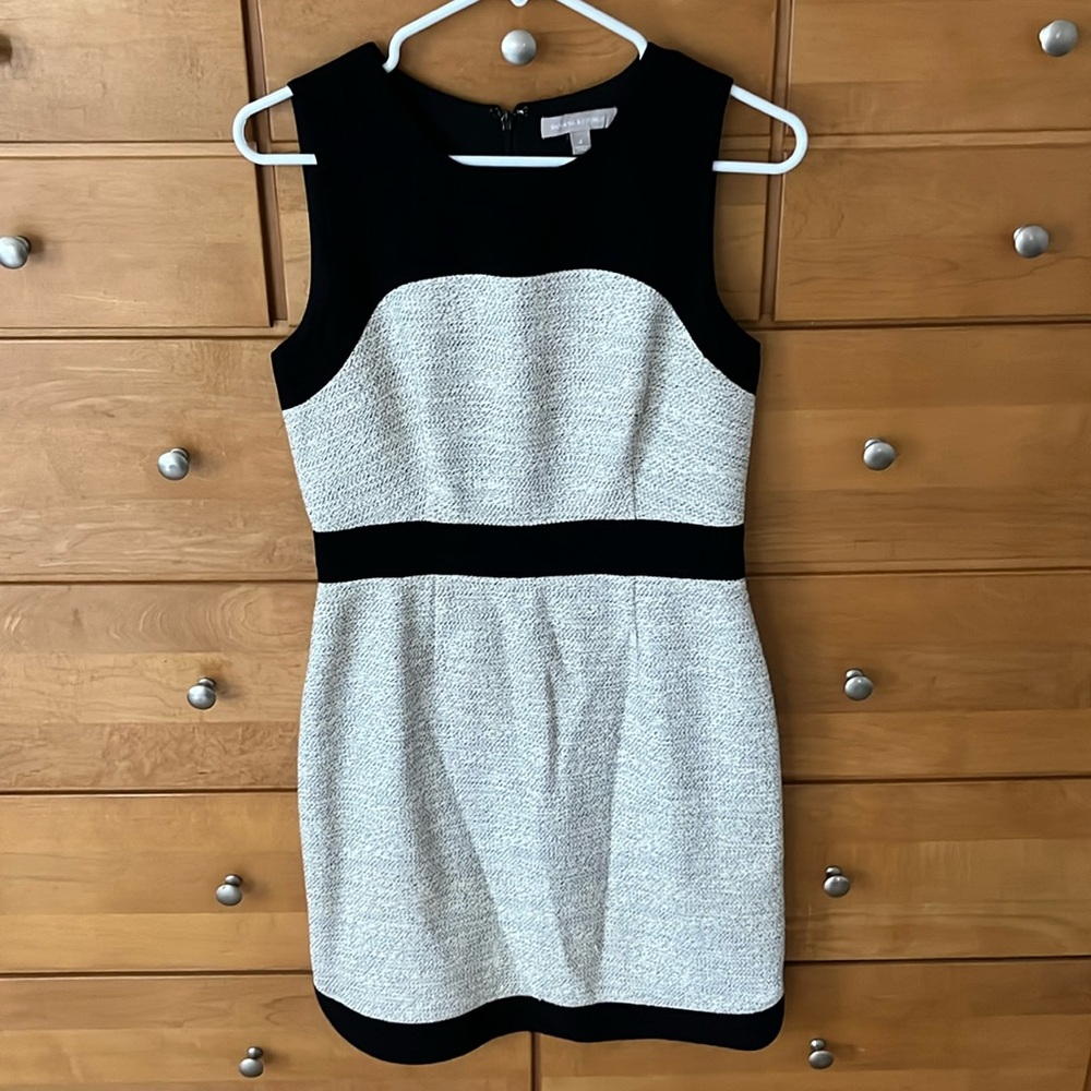 Banana Republic size 4 sheeth dress. Black detail on white embroidered fabric.